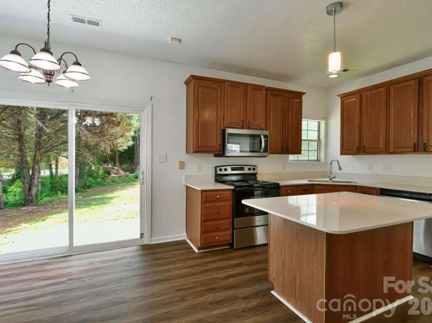 8406 Bedford Green Lane, Charlotte, NC 28215.  MLS# CAR4397711, YatesRealty ID 33044. 