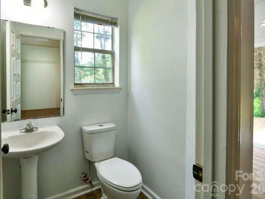 8406 Bedford Green Lane, Charlotte, NC 28215.  MLS# CAR4397711, YatesRealty ID 33044. 
