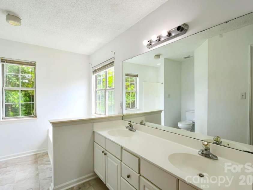 8406 Bedford Green Lane, Charlotte, NC 28215.  MLS# CAR4397711, YatesRealty ID 33044. 