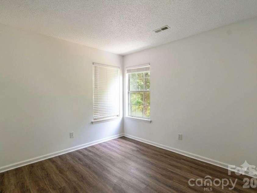8406 Bedford Green Lane, Charlotte, NC 28215.  MLS# CAR4397711, YatesRealty ID 33044. 