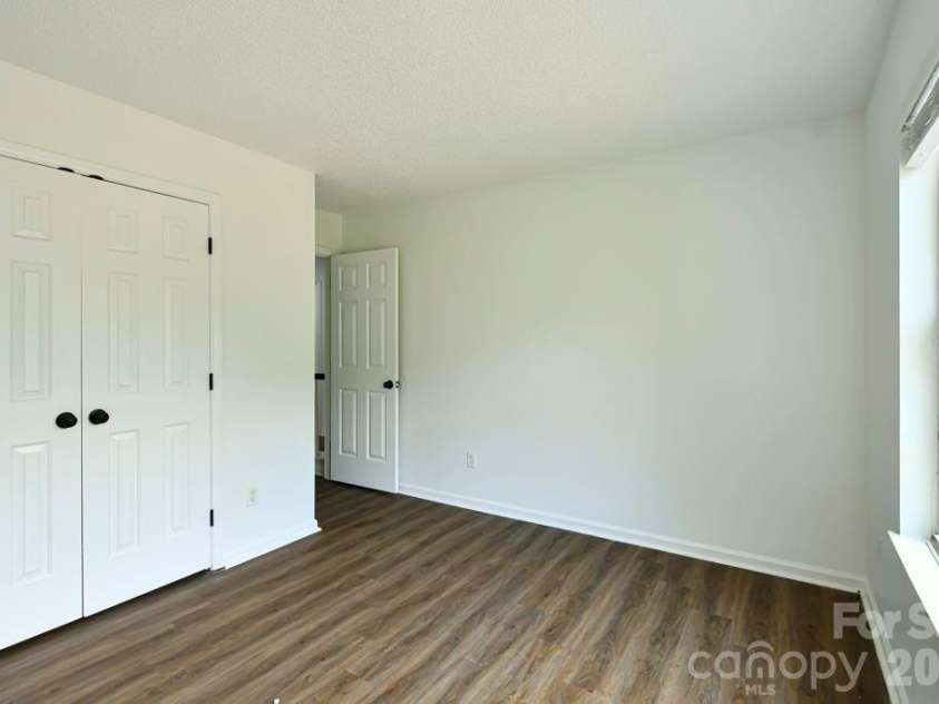 8406 Bedford Green Lane, Charlotte, NC 28215.  MLS# CAR4397711, YatesRealty ID 33044. 