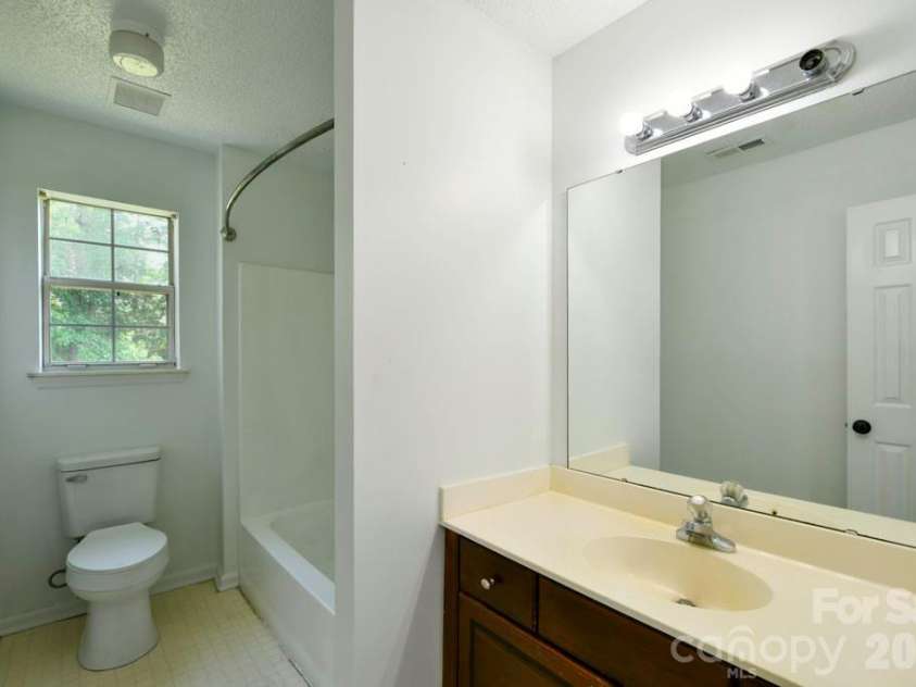 8406 Bedford Green Lane, Charlotte, NC 28215.  MLS# CAR4397711, YatesRealty ID 33044. 