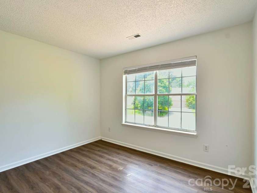8406 Bedford Green Lane, Charlotte, NC 28215.  MLS# CAR4397711, YatesRealty ID 33044. 
