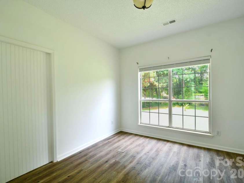 8406 Bedford Green Lane, Charlotte, NC 28215.  MLS# CAR4397711, YatesRealty ID 33044. 