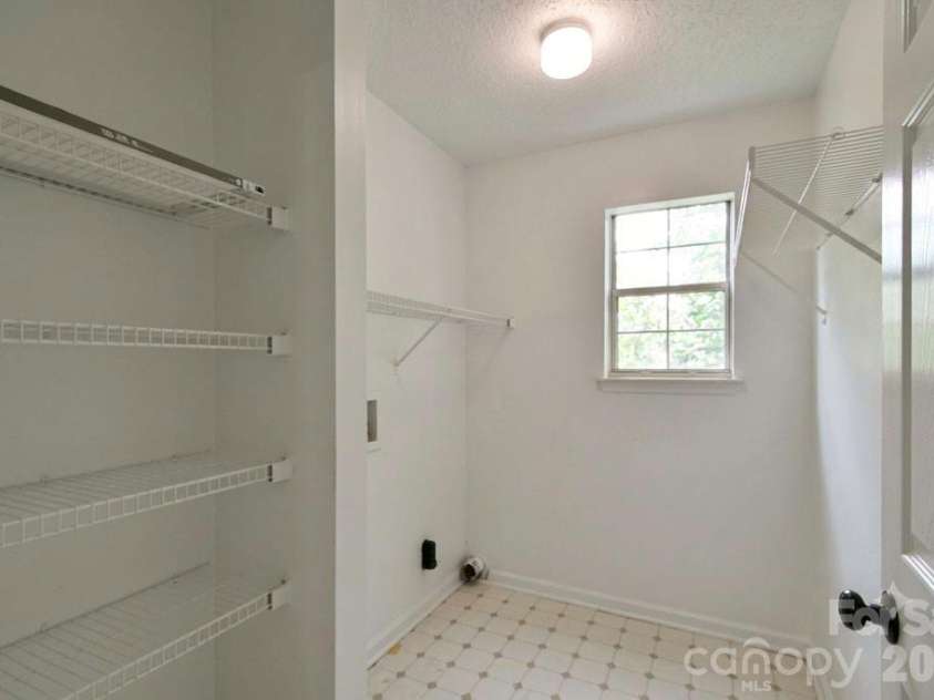 8406 Bedford Green Lane, Charlotte, NC 28215.  MLS# CAR4397711, YatesRealty ID 33044. 
