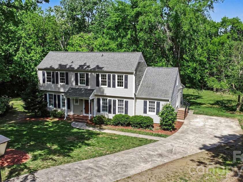 4600 Bournewood Lane, Charlotte, NC 28226.  MLS# CAR4355156, YatesRealty ID 33047. 