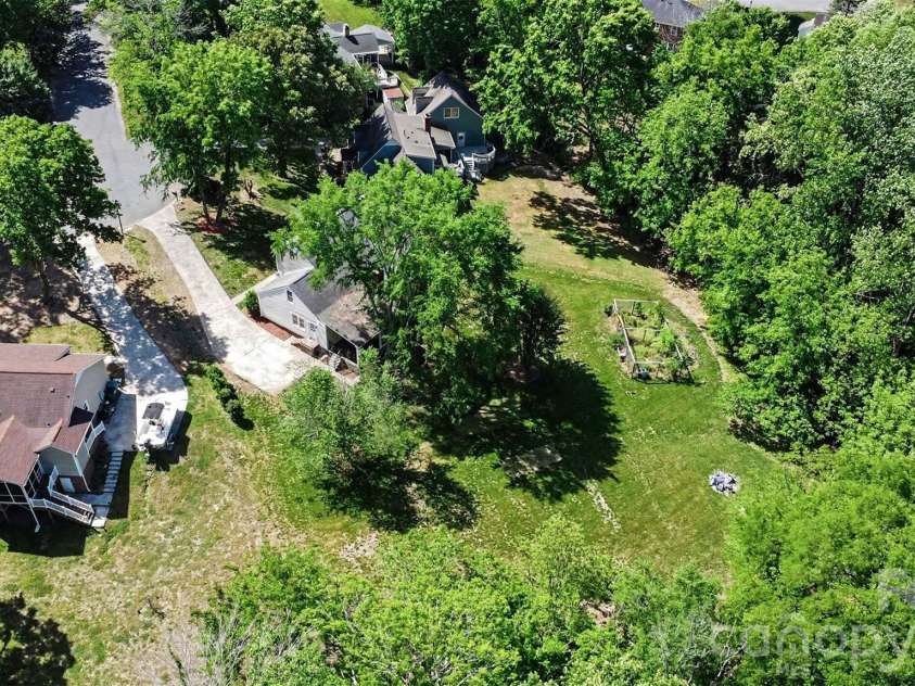 4600 Bournewood Lane, Charlotte, NC 28226.  MLS# CAR4355156, YatesRealty ID 33047. 