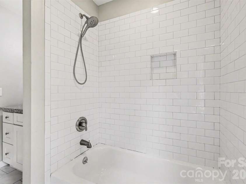 4600 Bournewood Lane, Charlotte, NC 28226.  MLS# CAR4355156, YatesRealty ID 33047. Upper Hall bath