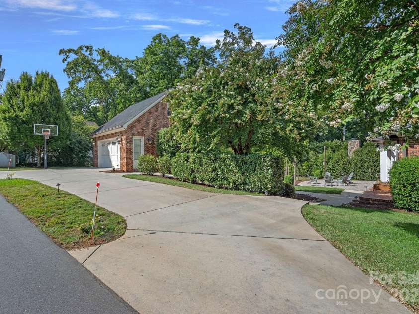 532 Ashworth Road, Charlotte, NC 28211.  MLS# CAR4288517, YatesRealty ID 33047. Circular drive on Ridgecrest
