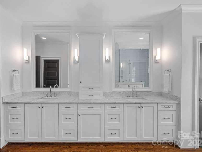 532 Ashworth Road, Charlotte, NC 28211.  MLS# CAR4288517, YatesRealty ID 33047. Primary bath