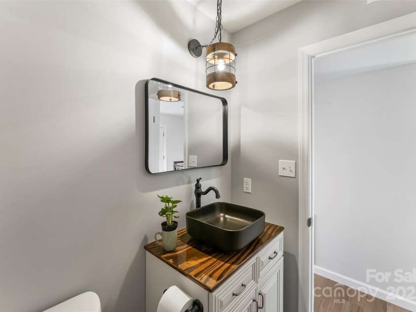 228 14th Avenue, Hickory, NC 28602.  MLS# CAR4288044, YatesRealty ID 33050. 