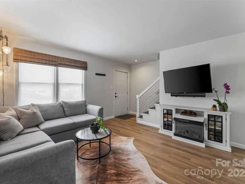 228 14th Avenue, Hickory, NC 28602.  MLS# CAR4288044, YatesRealty ID 33050. 