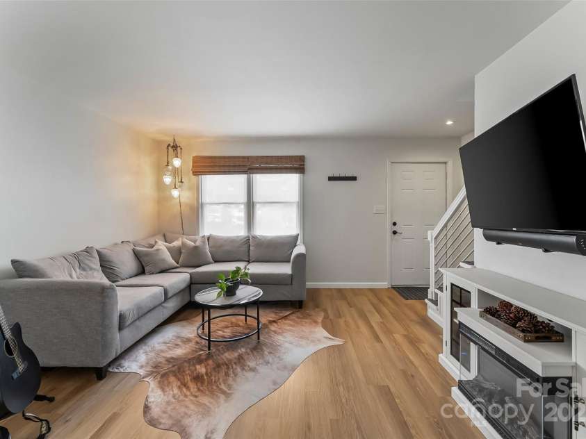 228 14th Avenue, Hickory, NC 28602.  MLS# CAR4288044, YatesRealty ID 33050. 