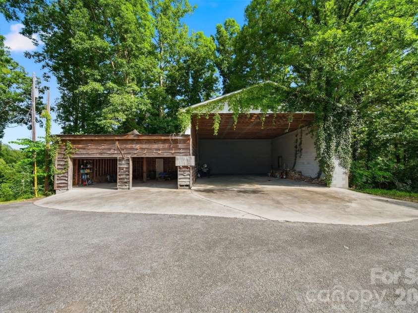 255 Wildwood Road, Lenoir, NC 28645.  MLS# CAR4395168, YatesRealty ID 33050. Garage