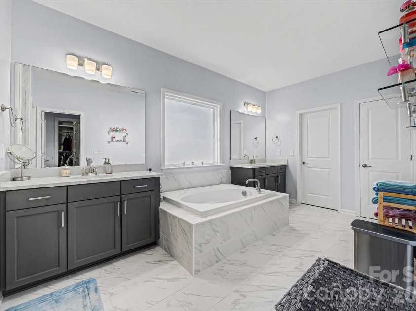 16203 Tulloch Road, Charlotte, NC 28278.  MLS# CAR4349815, YatesRealty ID 33051. 