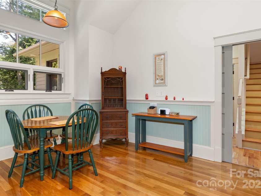 105 Blackberry Ridge, Waynesville, NC 28786.  MLS# CAR4272938, YatesRealty ID 33052. Breakfast noon/dining area