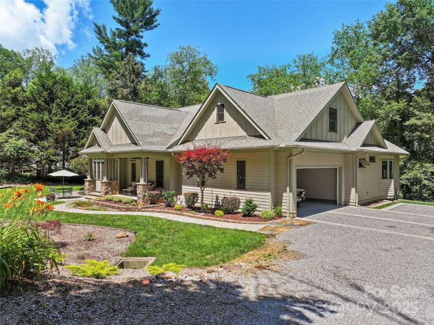 105 Blackberry Ridge, Waynesville, NC 28786.  MLS# CAR4272938, YatesRealty ID 33052. Front and Garage View