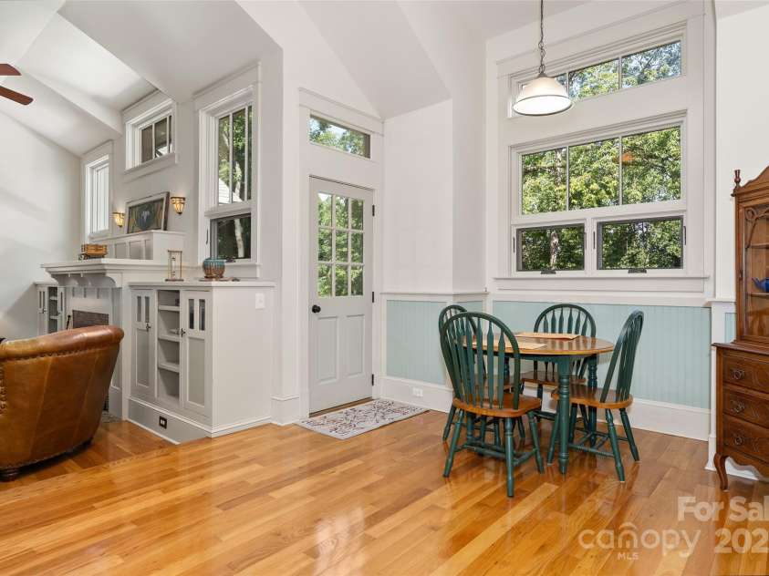 105 Blackberry Ridge, Waynesville, NC 28786.  MLS# CAR4272938, YatesRealty ID 33052. Great room and breakfast nook/dining area