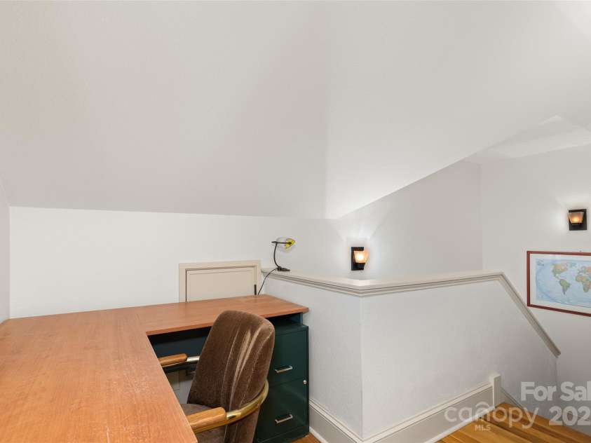 105 Blackberry Ridge, Waynesville, NC 28786.  MLS# CAR4272938, YatesRealty ID 33052. Upstairs Landing