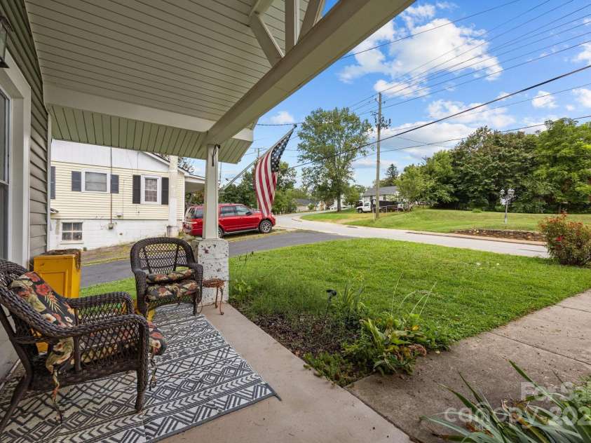 821 Main Street, Canton, NC 28716.  MLS# CAR4291710, YatesRealty ID 33053. 