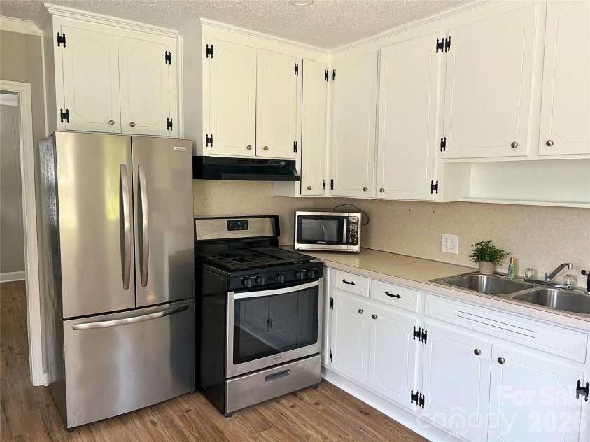 1599 Hillcrest Avenue, Lancaster, SC 29720.  MLS# CAR4378350, YatesRealty ID 33055. Freshly Painted Cabinets