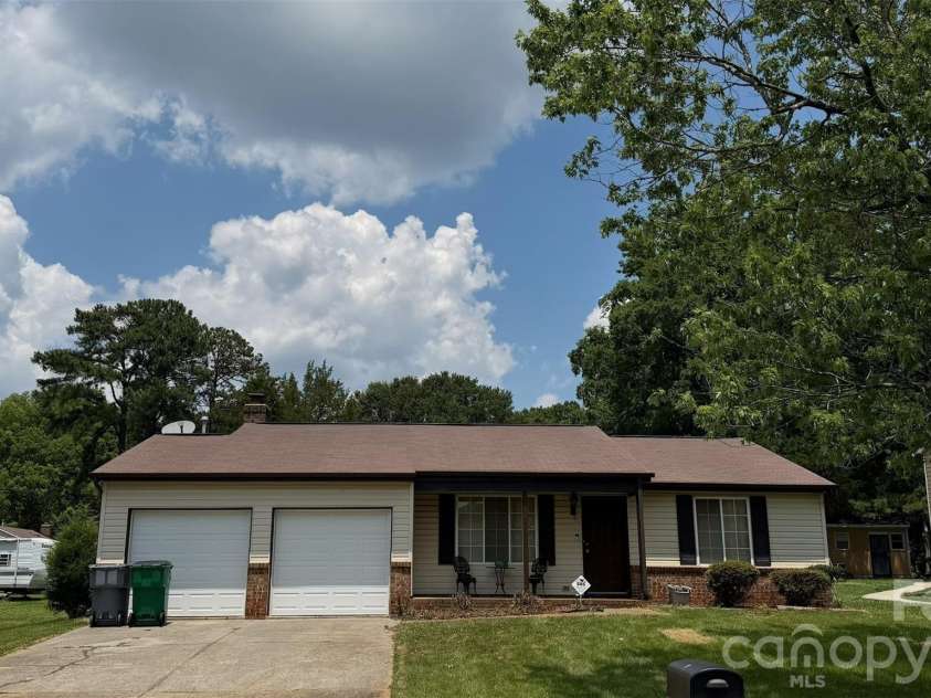 3216 Berrybush Court, Charlotte, NC 28269.  MLS# CAR4393273, YatesRealty ID 33056. 