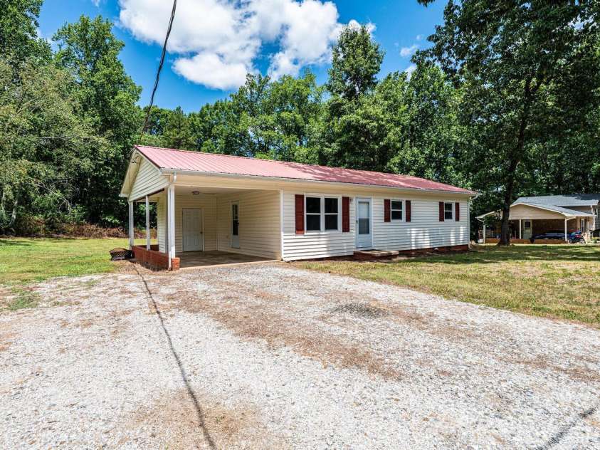 5424 Glenview Drive, Hickory, NC 28602.  MLS# CAR4397238, YatesRealty ID 33057. 