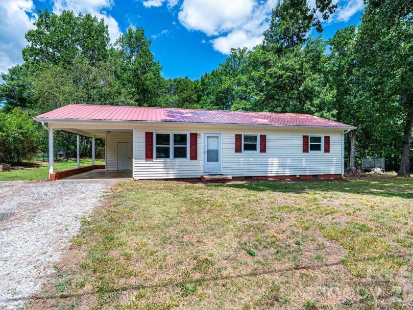 5424 Glenview Drive, Hickory, NC 28602.  MLS# CAR4397238, YatesRealty ID 33057. 