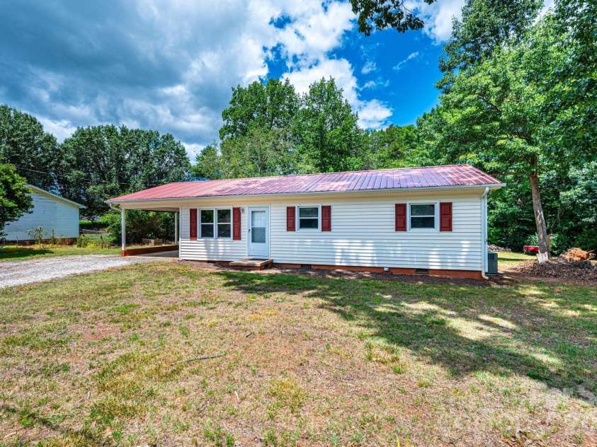 5424 Glenview Drive, Hickory, NC 28602.  MLS# CAR4397238, YatesRealty ID 33057. 