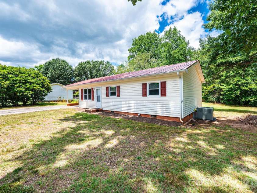5424 Glenview Drive, Hickory, NC 28602.  MLS# CAR4397238, YatesRealty ID 33057. 