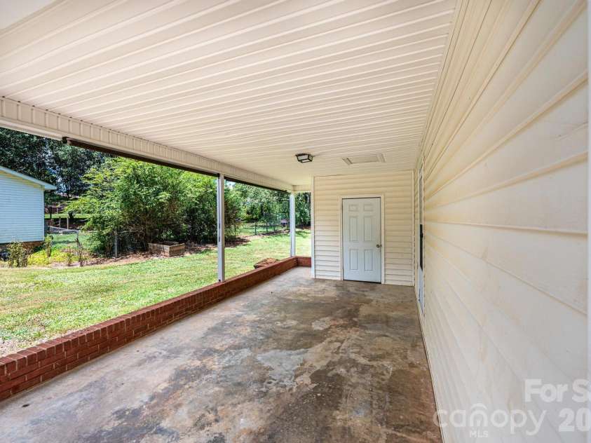 5424 Glenview Drive, Hickory, NC 28602.  MLS# CAR4397238, YatesRealty ID 33057. 