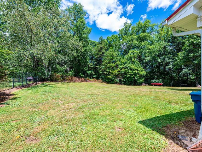 5424 Glenview Drive, Hickory, NC 28602.  MLS# CAR4397238, YatesRealty ID 33057. 