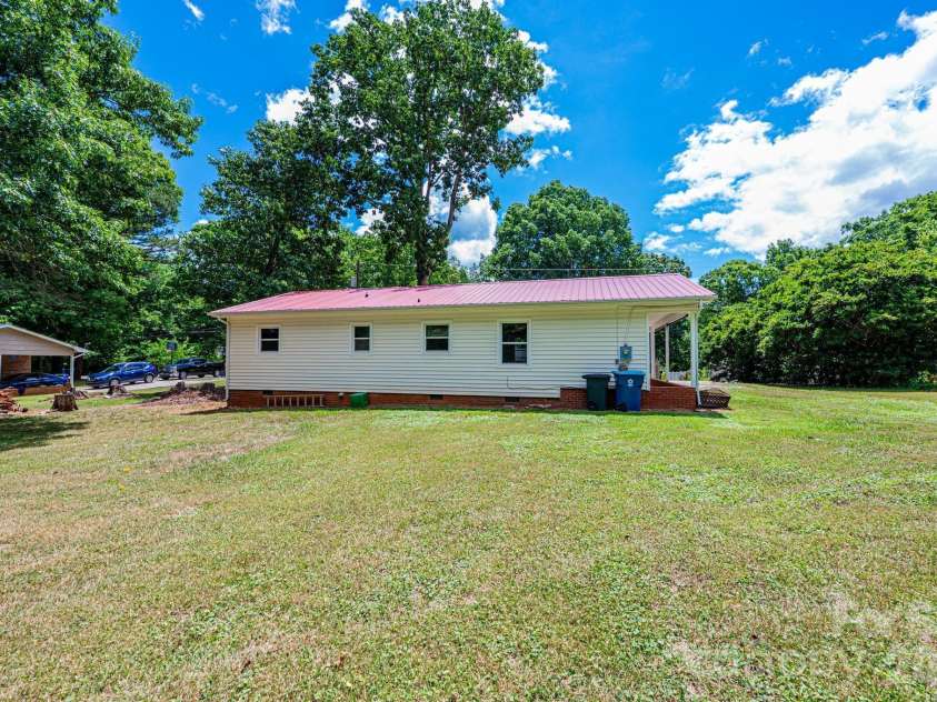 5424 Glenview Drive, Hickory, NC 28602.  MLS# CAR4397238, YatesRealty ID 33057. 