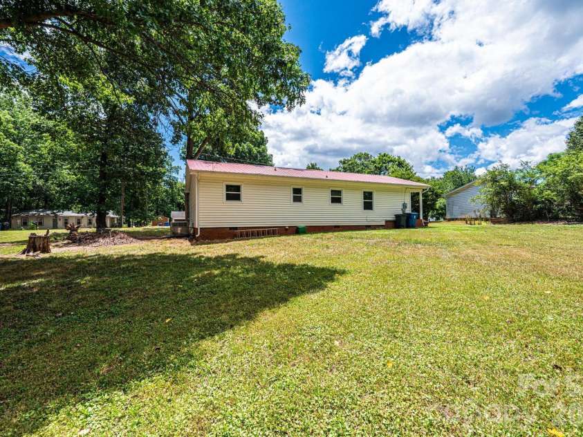 5424 Glenview Drive, Hickory, NC 28602.  MLS# CAR4397238, YatesRealty ID 33057. 