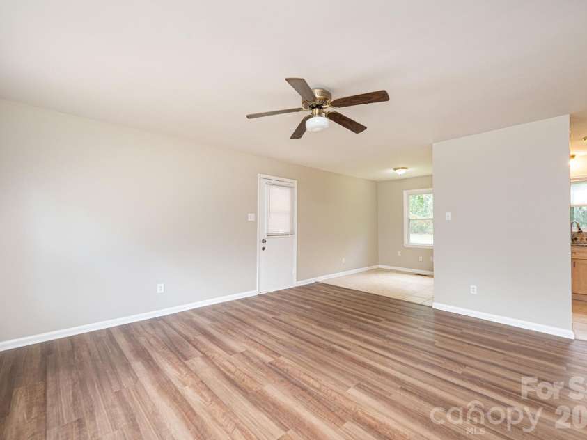 5424 Glenview Drive, Hickory, NC 28602.  MLS# CAR4397238, YatesRealty ID 33057. 