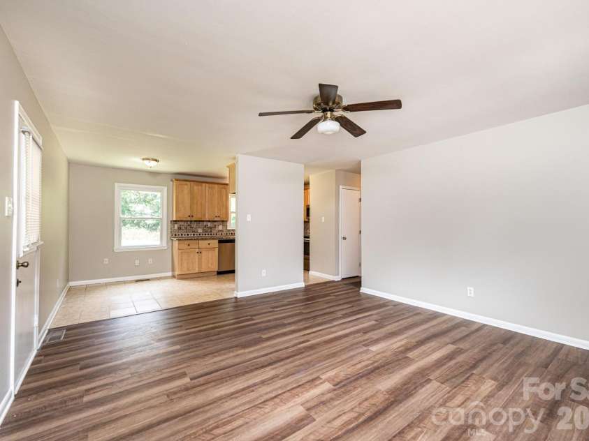 5424 Glenview Drive, Hickory, NC 28602.  MLS# CAR4397238, YatesRealty ID 33057. 