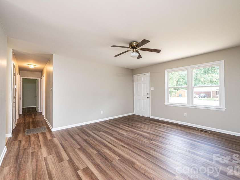 5424 Glenview Drive, Hickory, NC 28602.  MLS# CAR4397238, YatesRealty ID 33057. 