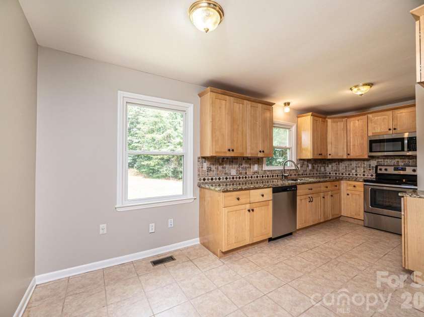 5424 Glenview Drive, Hickory, NC 28602.  MLS# CAR4397238, YatesRealty ID 33057. 