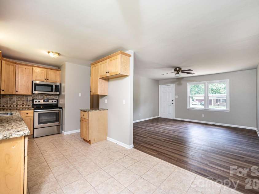 5424 Glenview Drive, Hickory, NC 28602.  MLS# CAR4397238, YatesRealty ID 33057. 
