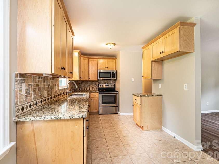 5424 Glenview Drive, Hickory, NC 28602.  MLS# CAR4397238, YatesRealty ID 33057. 