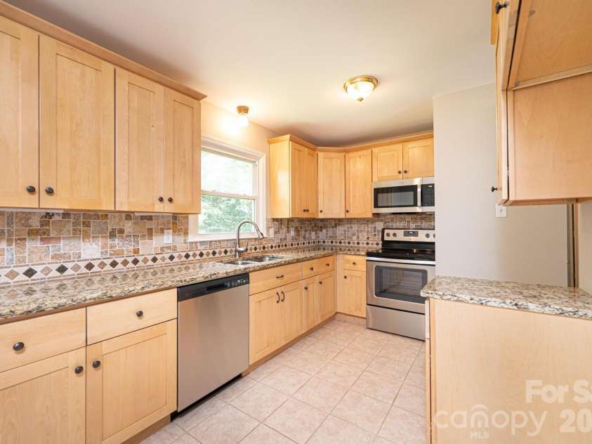 5424 Glenview Drive, Hickory, NC 28602.  MLS# CAR4397238, YatesRealty ID 33057. 