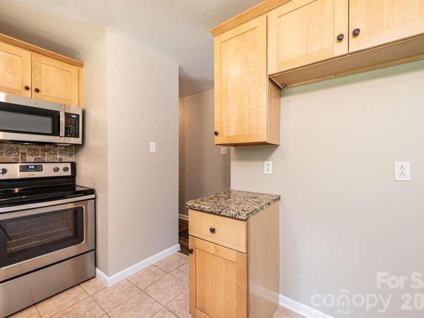5424 Glenview Drive, Hickory, NC 28602.  MLS# CAR4397238, YatesRealty ID 33057. 