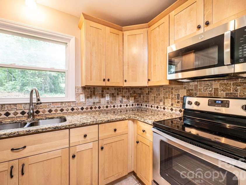 5424 Glenview Drive, Hickory, NC 28602.  MLS# CAR4397238, YatesRealty ID 33057. 