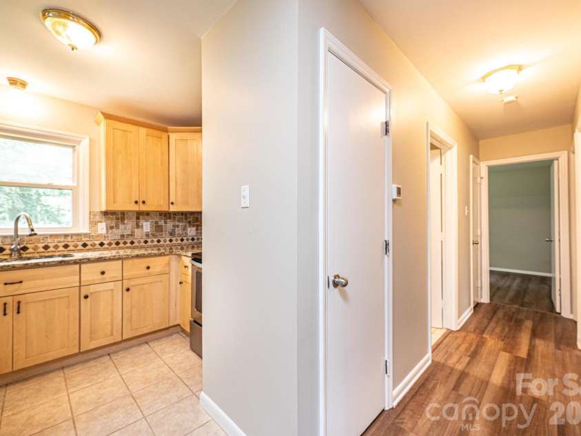 5424 Glenview Drive, Hickory, NC 28602.  MLS# CAR4397238, YatesRealty ID 33057. 