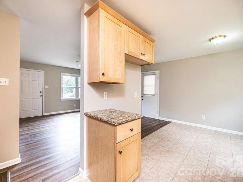 5424 Glenview Drive, Hickory, NC 28602.  MLS# CAR4397238, YatesRealty ID 33057. 