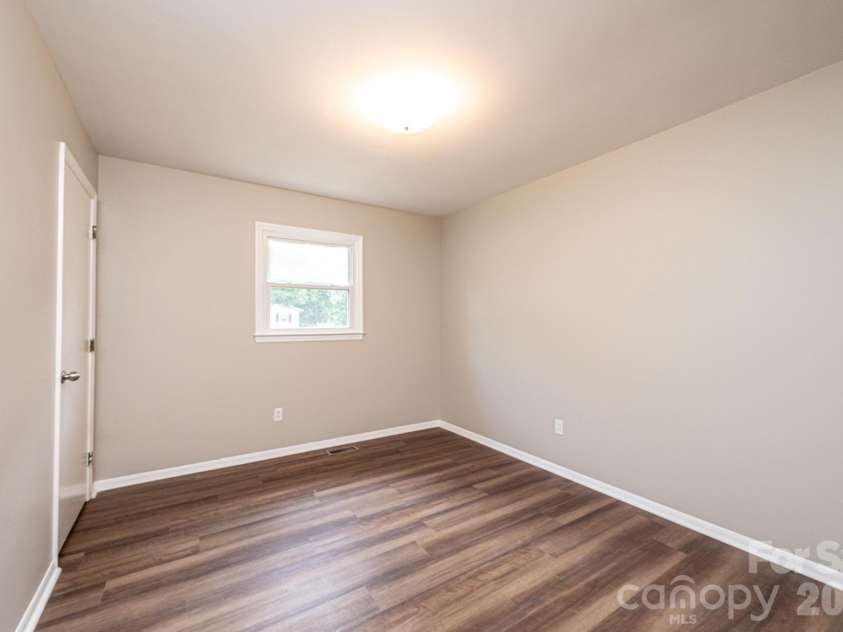 5424 Glenview Drive, Hickory, NC 28602.  MLS# CAR4397238, YatesRealty ID 33057. 