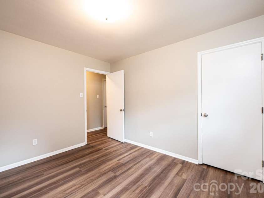 5424 Glenview Drive, Hickory, NC 28602.  MLS# CAR4397238, YatesRealty ID 33057. 