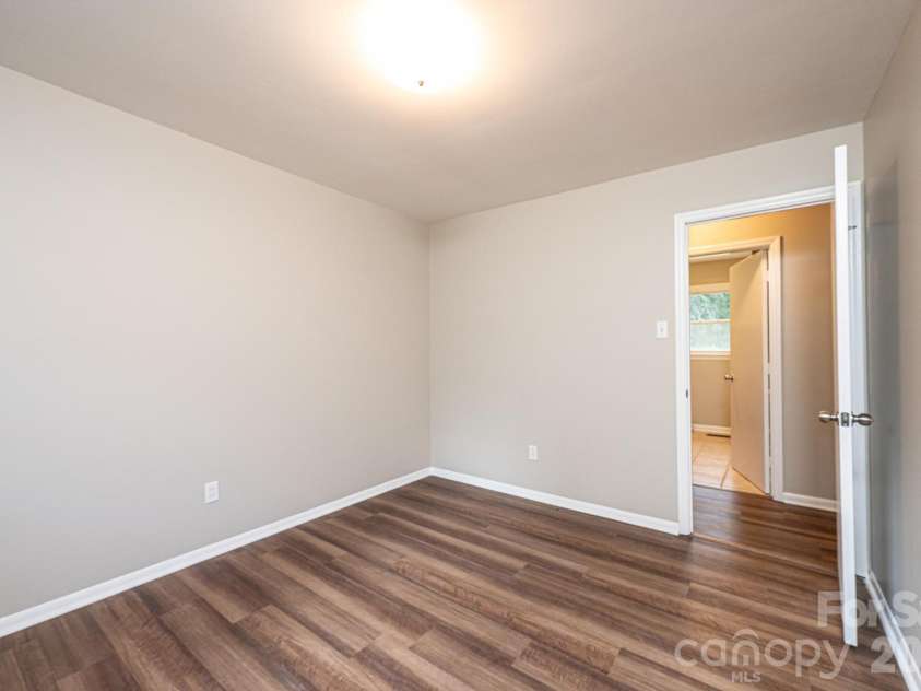 5424 Glenview Drive, Hickory, NC 28602.  MLS# CAR4397238, YatesRealty ID 33057. 