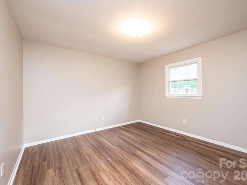 5424 Glenview Drive, Hickory, NC 28602.  MLS# CAR4397238, YatesRealty ID 33057. 