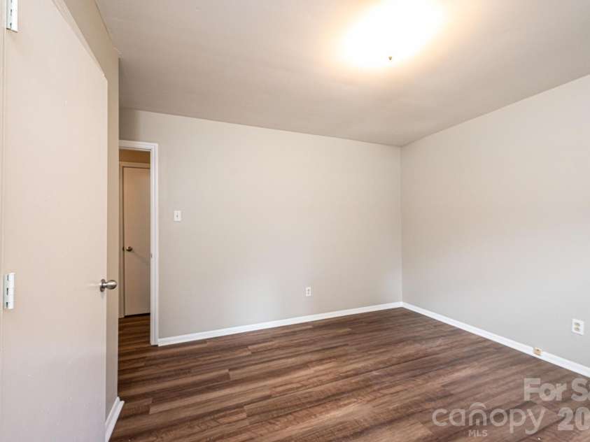 5424 Glenview Drive, Hickory, NC 28602.  MLS# CAR4397238, YatesRealty ID 33057. 